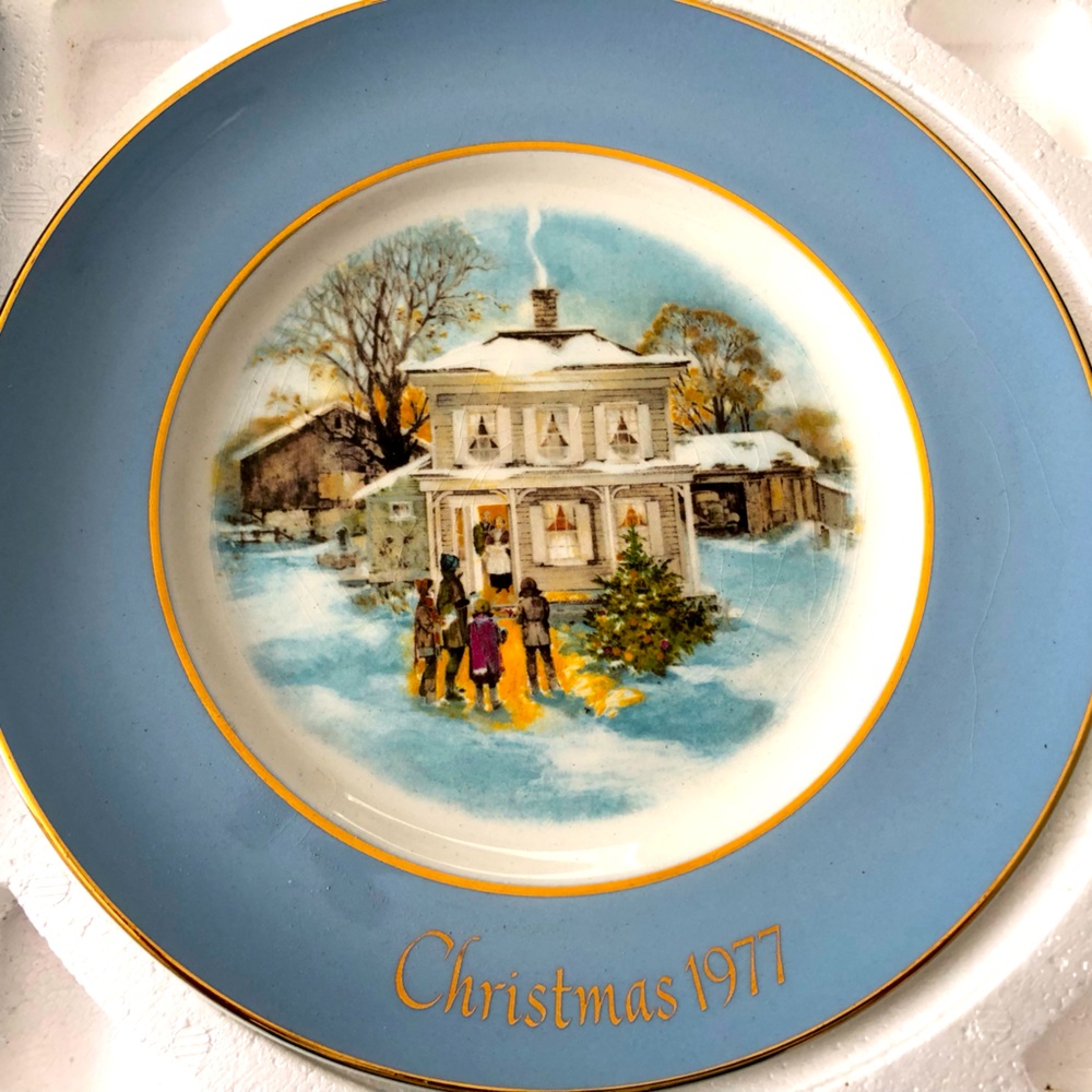 Vintage Avon,‎ 1977 “Carollers in the Snow” Christmas plate